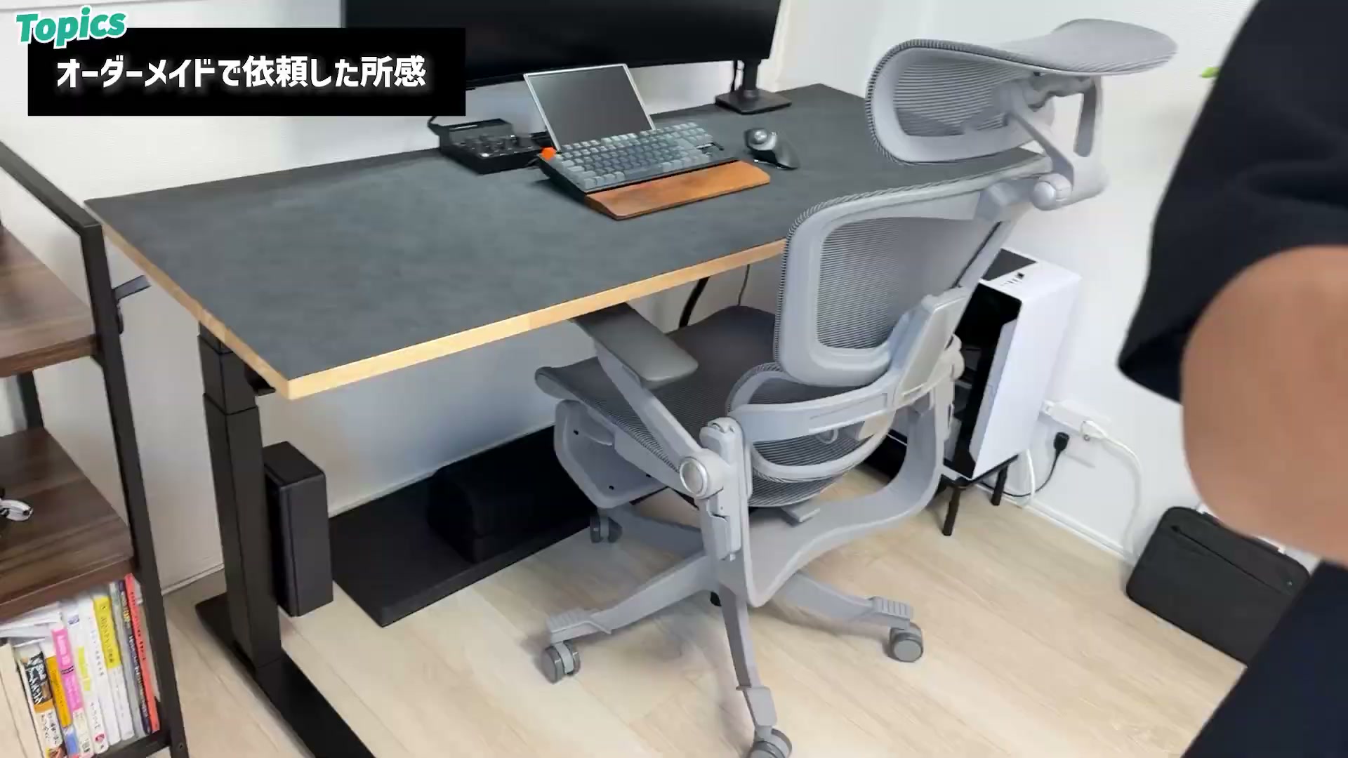 デスクマットを敷いた状態で作業する様子
