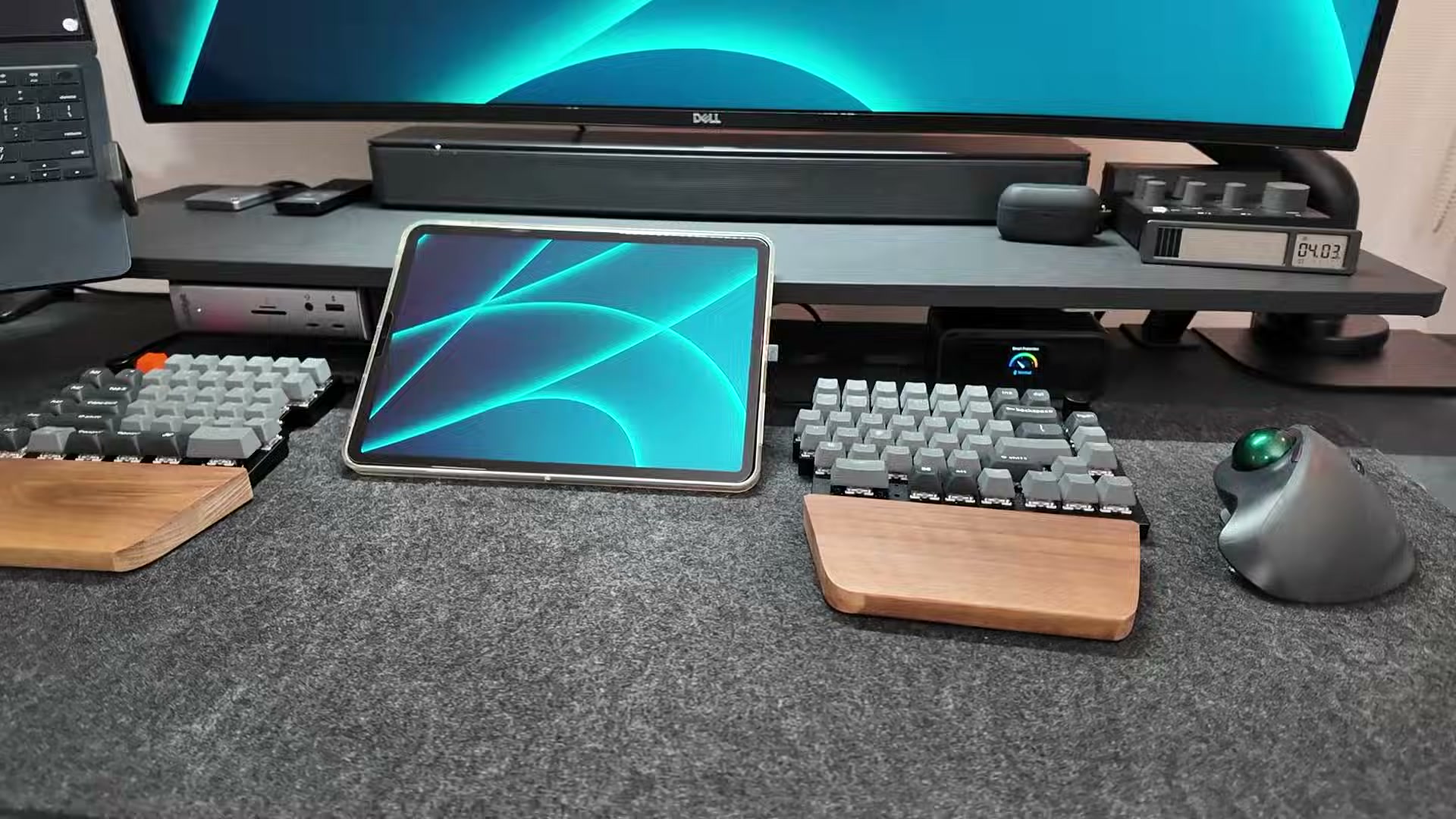 分割キーボードとiPad、トラックボールが並ぶデスク上