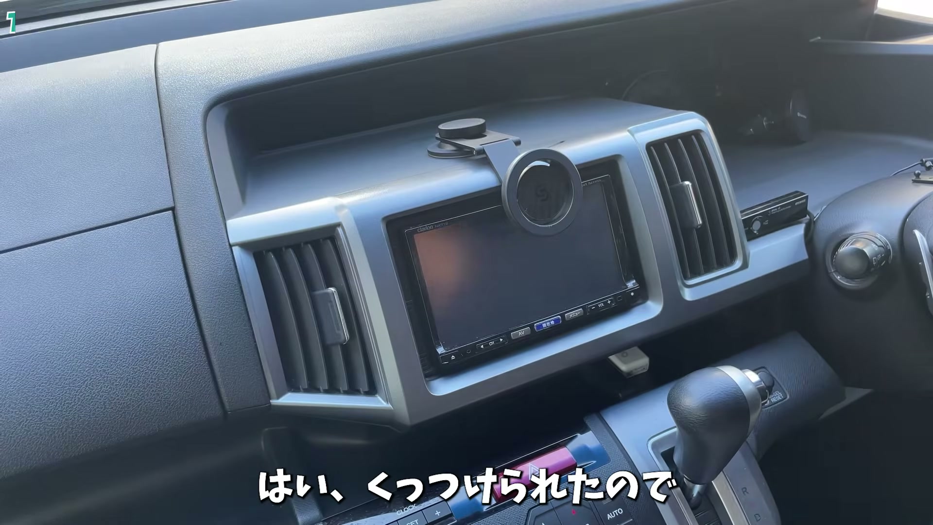 アームで跳ね上げてナビ画面を出せる