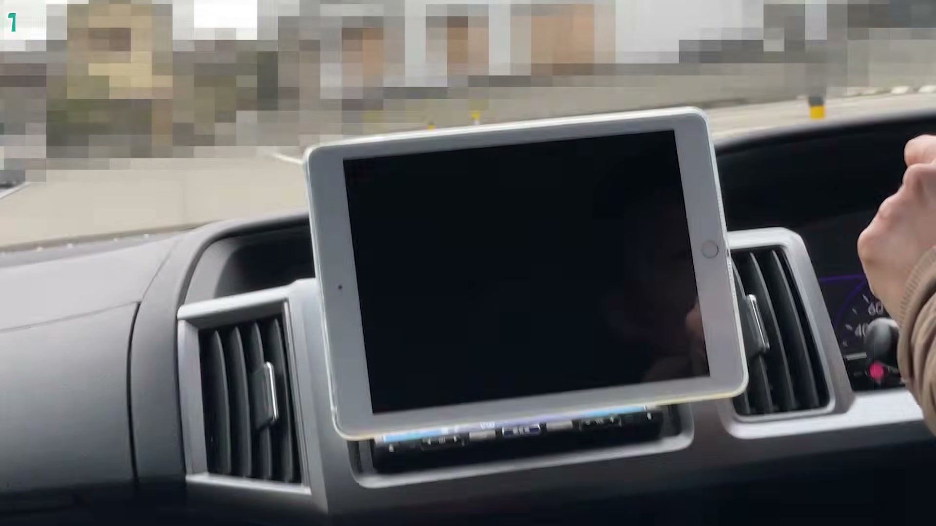ダッシュボードに固定したホルダーにiPadを装着