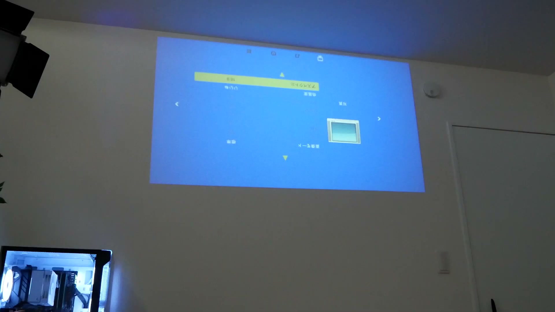 プロジェクター側で映像を上下反転