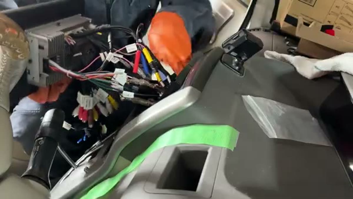 ダッシュボードを外しての配線作業はプロにお任せ