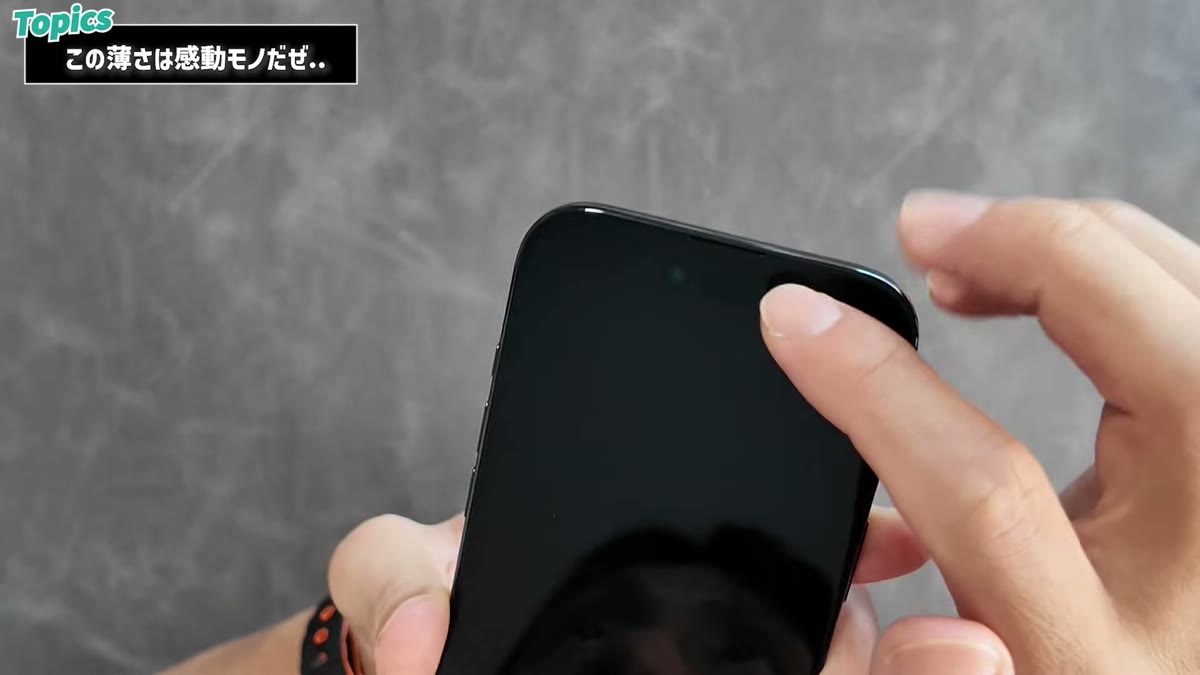 スピーカーは画面上部のモノラル1基のみ