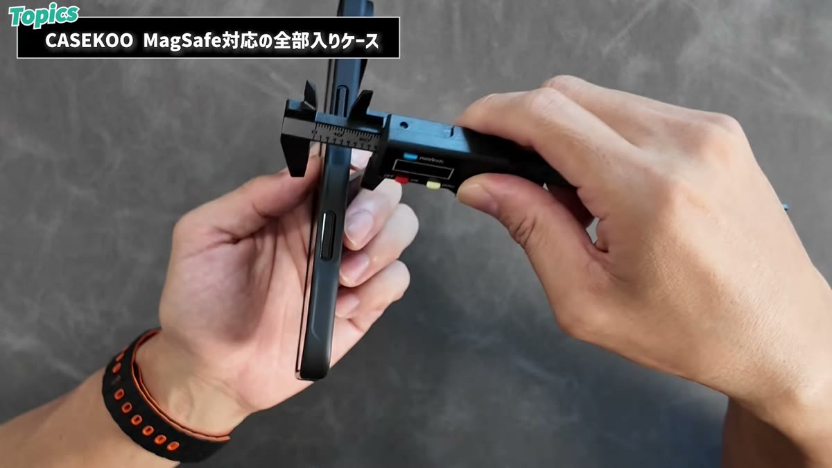ケース込みの厚みは9.6mm