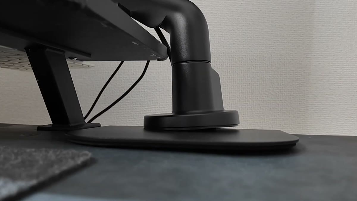 COFO無重力モニターアームの台座が傾いて浮いている