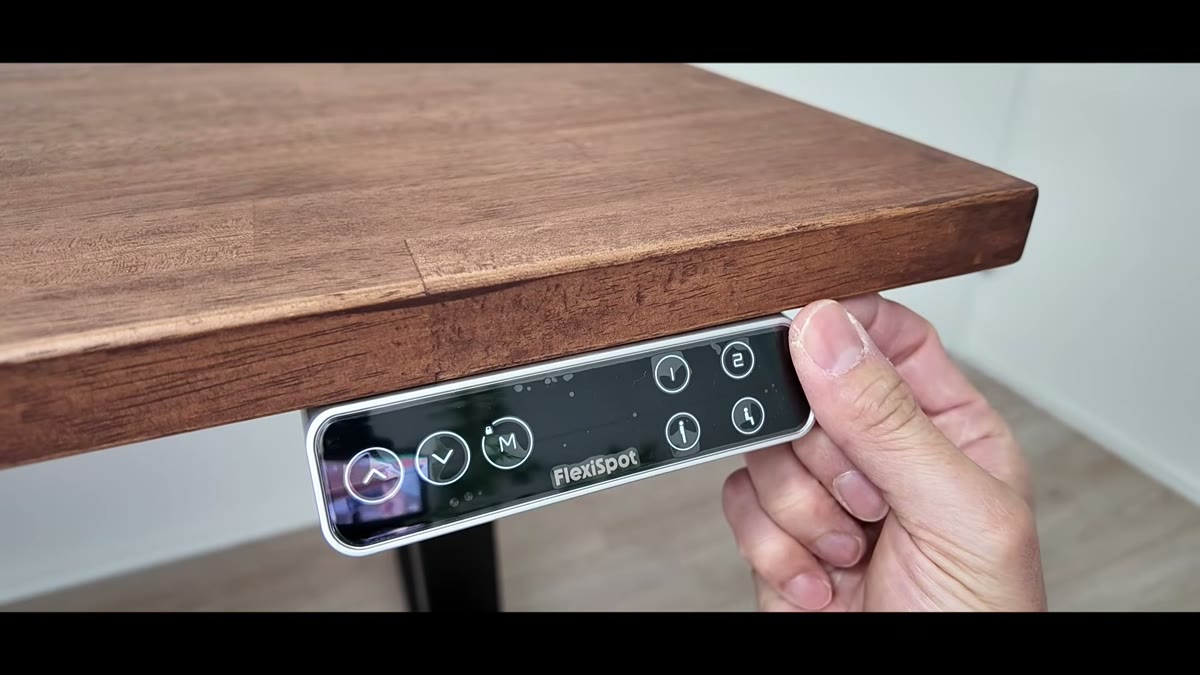 完成したFlexiSpot E7昇降デスクとコントローラー