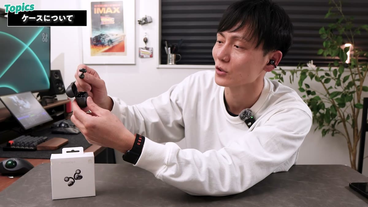 ケースに戻すときは本体の向きをひねって入れ直す