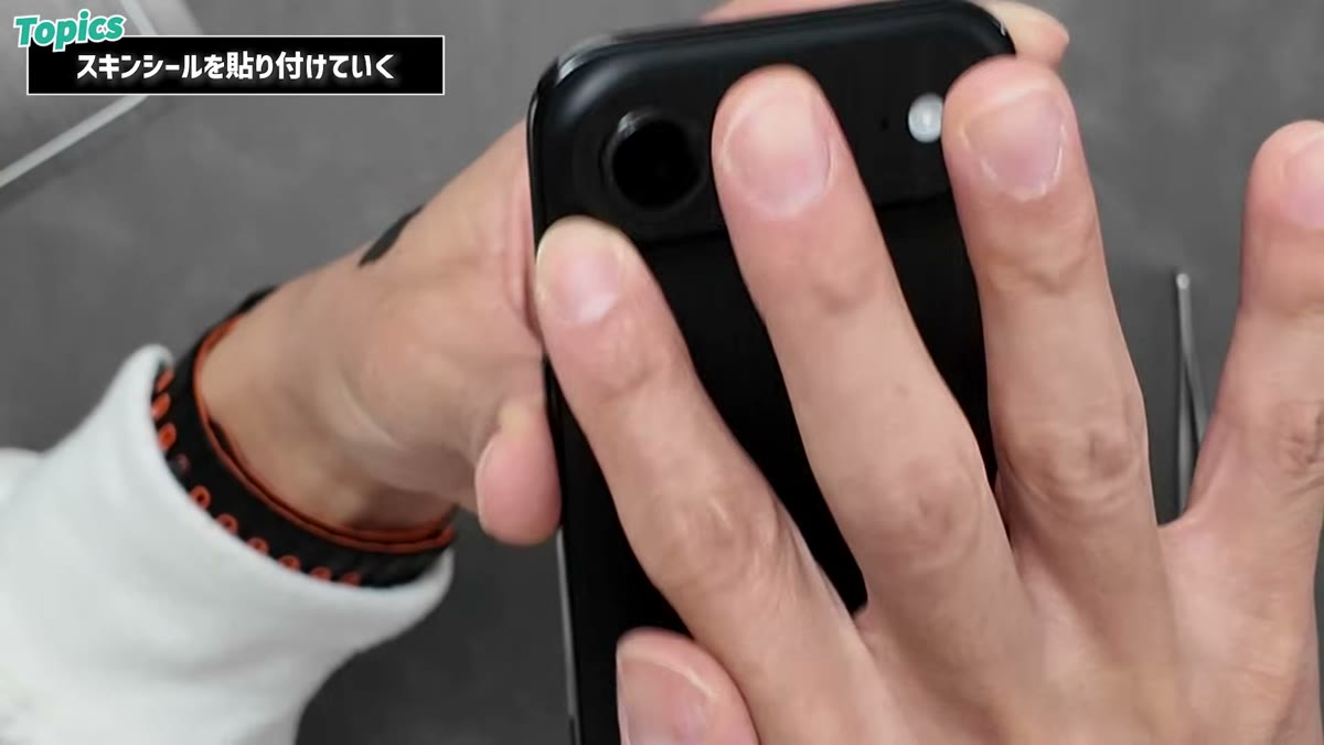 本体シートは両手で位置を合わせる
