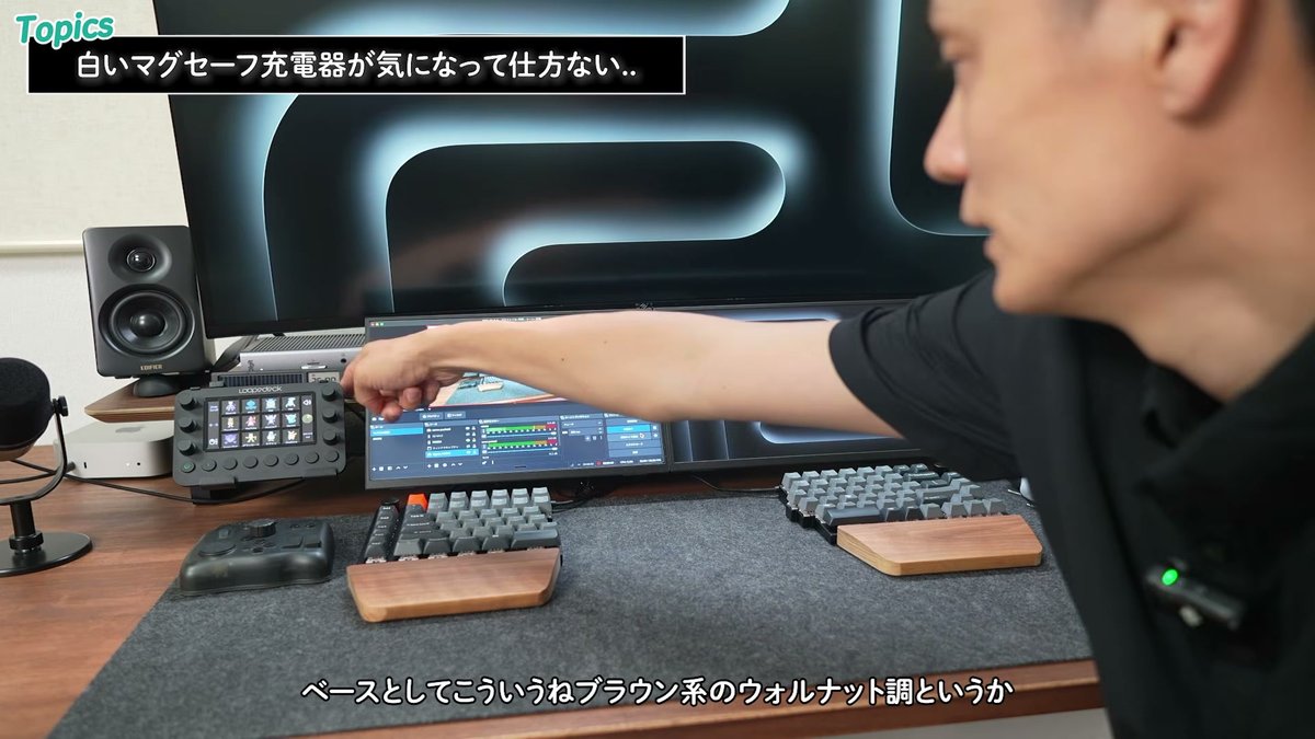 黒とウォルナット調で作り込んでいるデスク