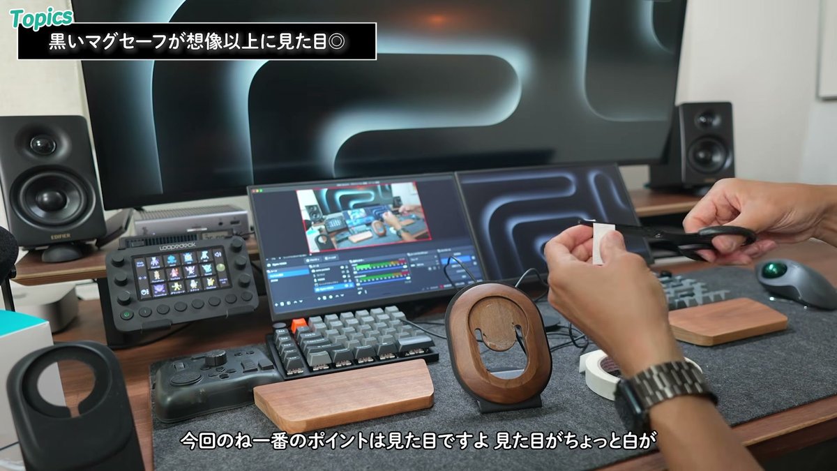 純正と同じサイズ感の黒充電器を台座に取り付ける