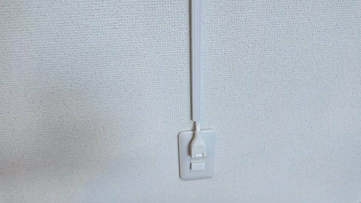 配線カバーでコードを隠してスマートに設置
