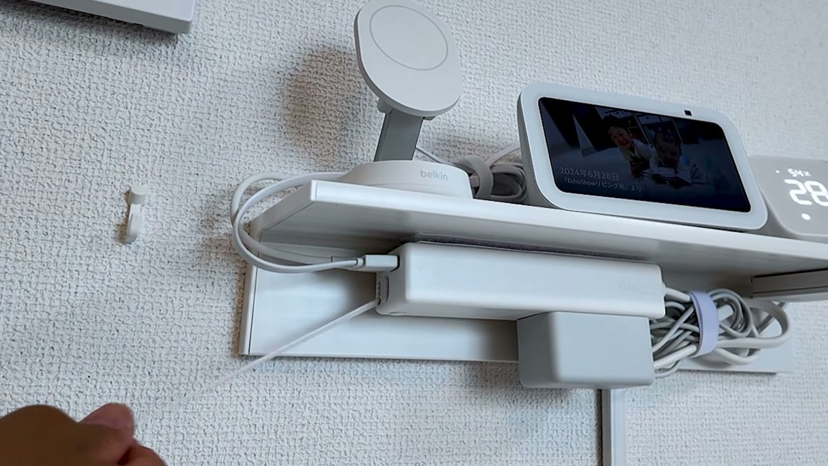 充電基地の全体。隠しの巻き取りケーブルで追加充電もできる