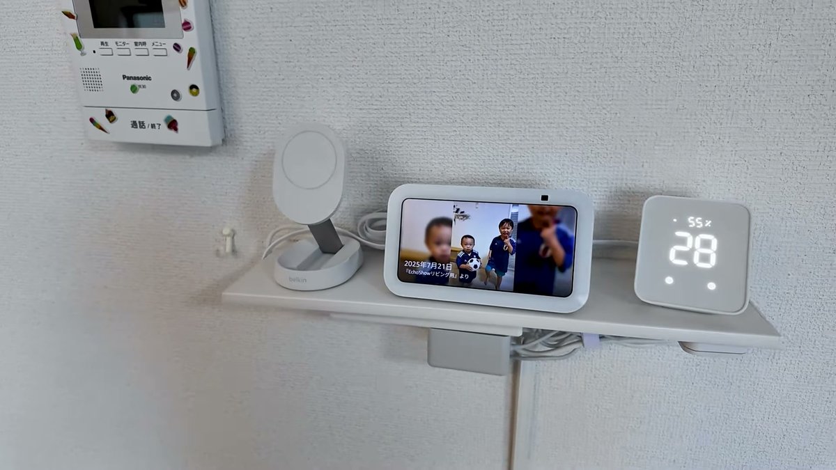 リビングの壁に作ったデバイス集約基地