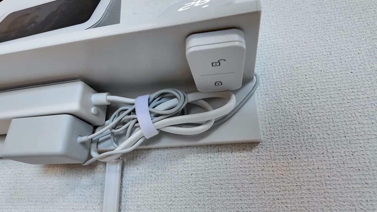 ラック裏に電源タップとケーブルをまとめている