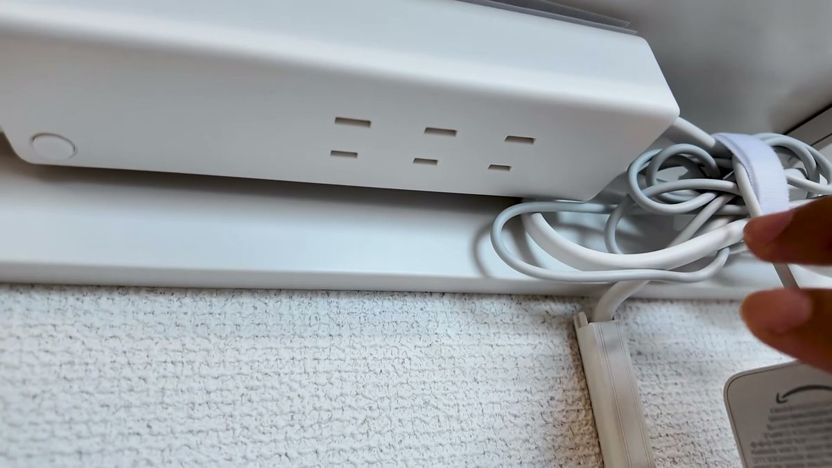電源タップの口は狭めでACアダプタと干渉しやすい